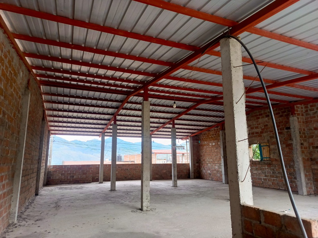 CASA EN VENTA EN CATAMAYO, A 3 CUADRAS DEL PARQUE